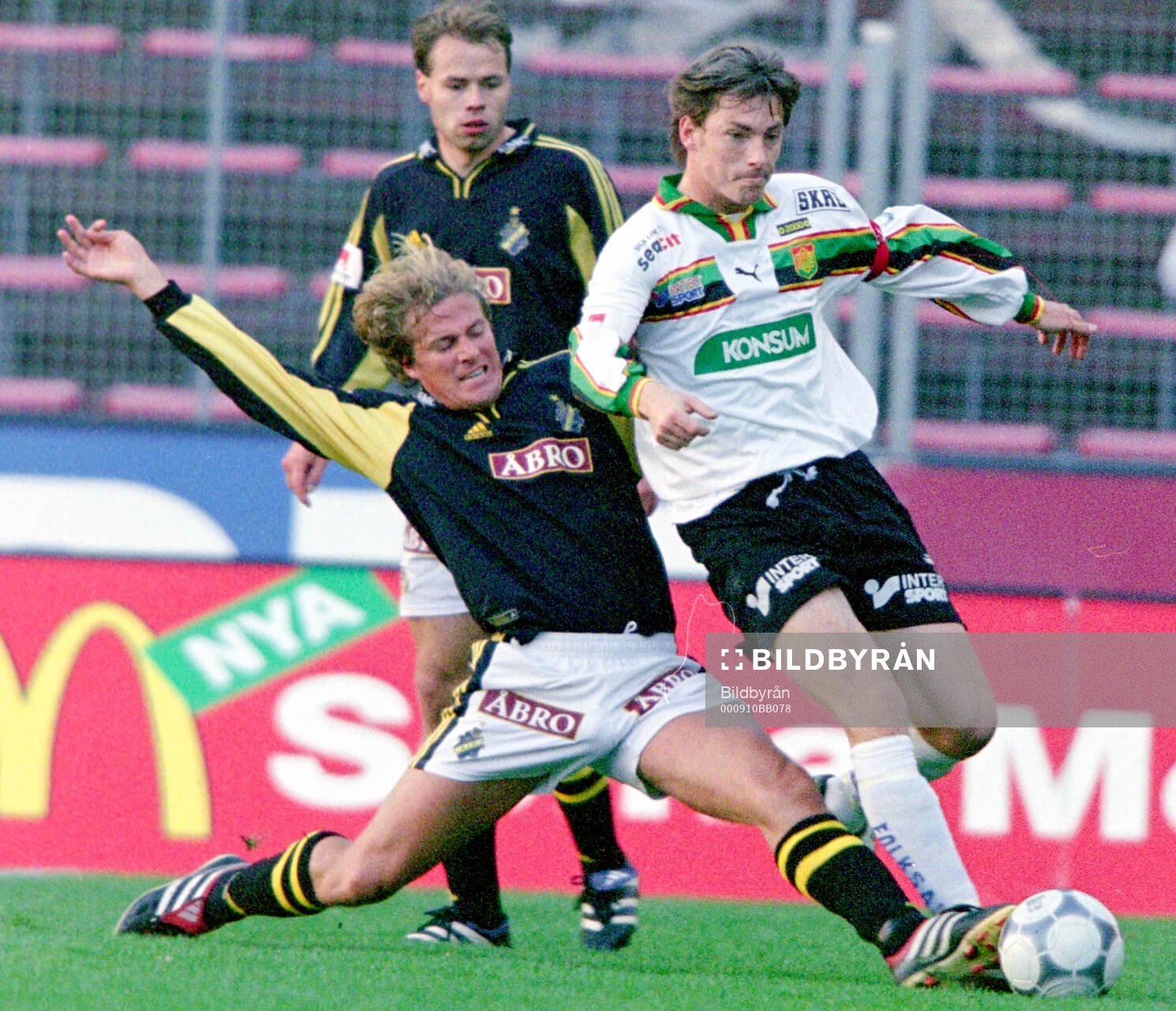 AIK:s Daniel Tjernström tacklar GAIS Dag Magnusson
