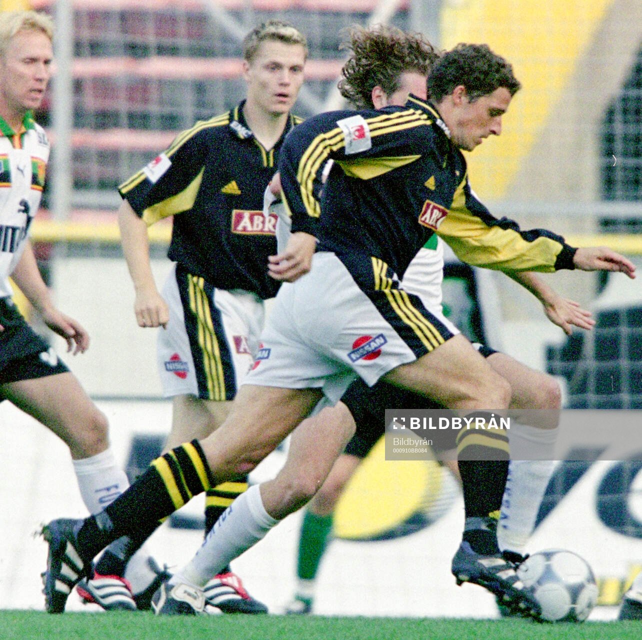 AIK:s Hans Bergh med bollen