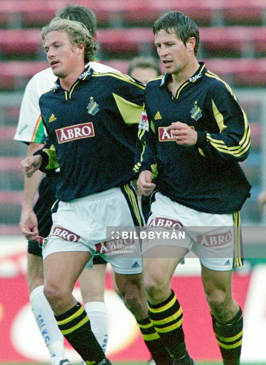 AIK:s Daniel Tjernström (t v) jublar med Thomas Lagerlöf