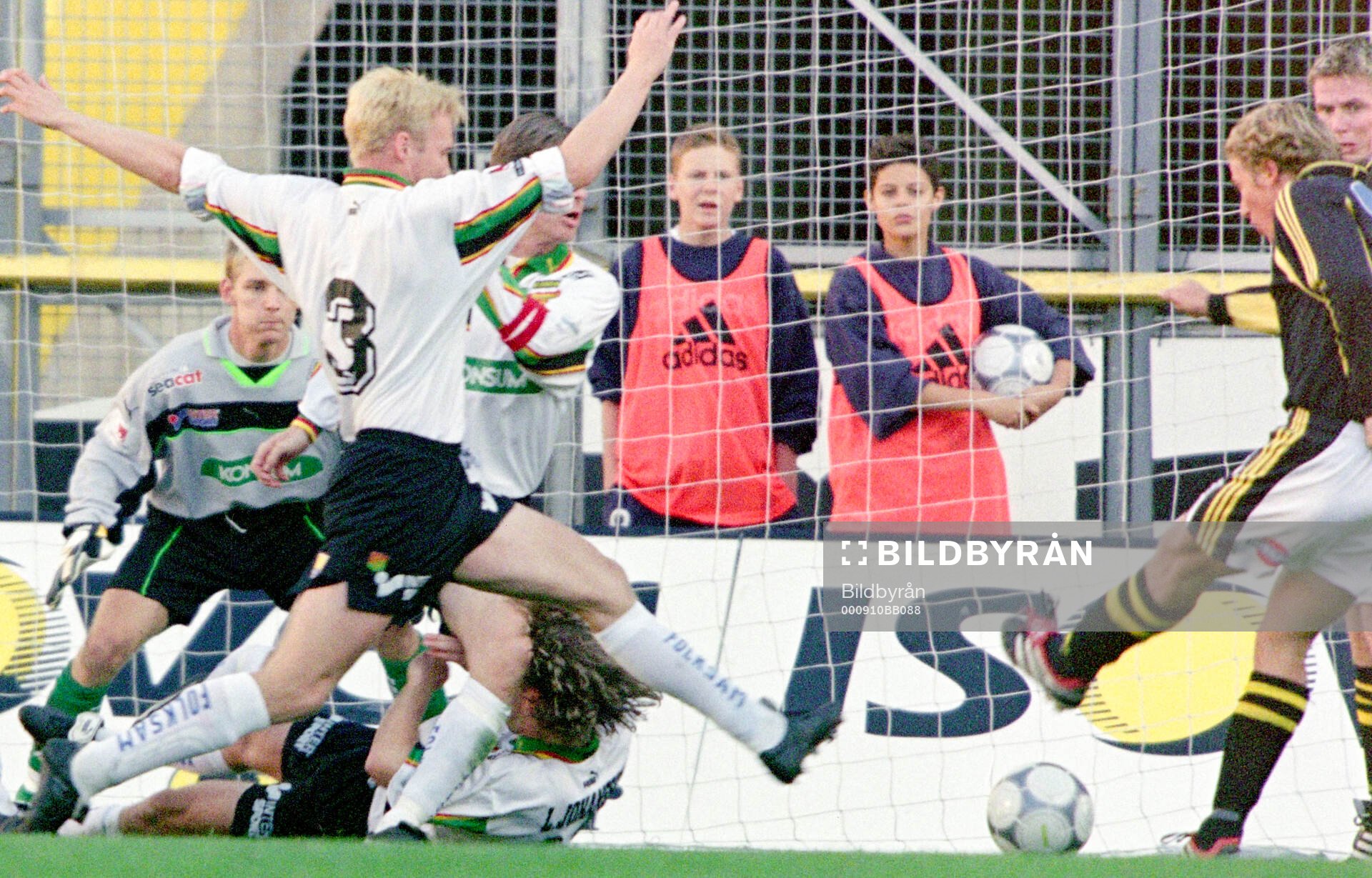 AIK:s Daniel Tjernström skjuter 1-0 förbi GAIS Magnus