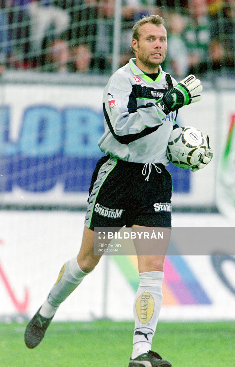 Hammarbys målvakt Lasse Eriksson med bollen