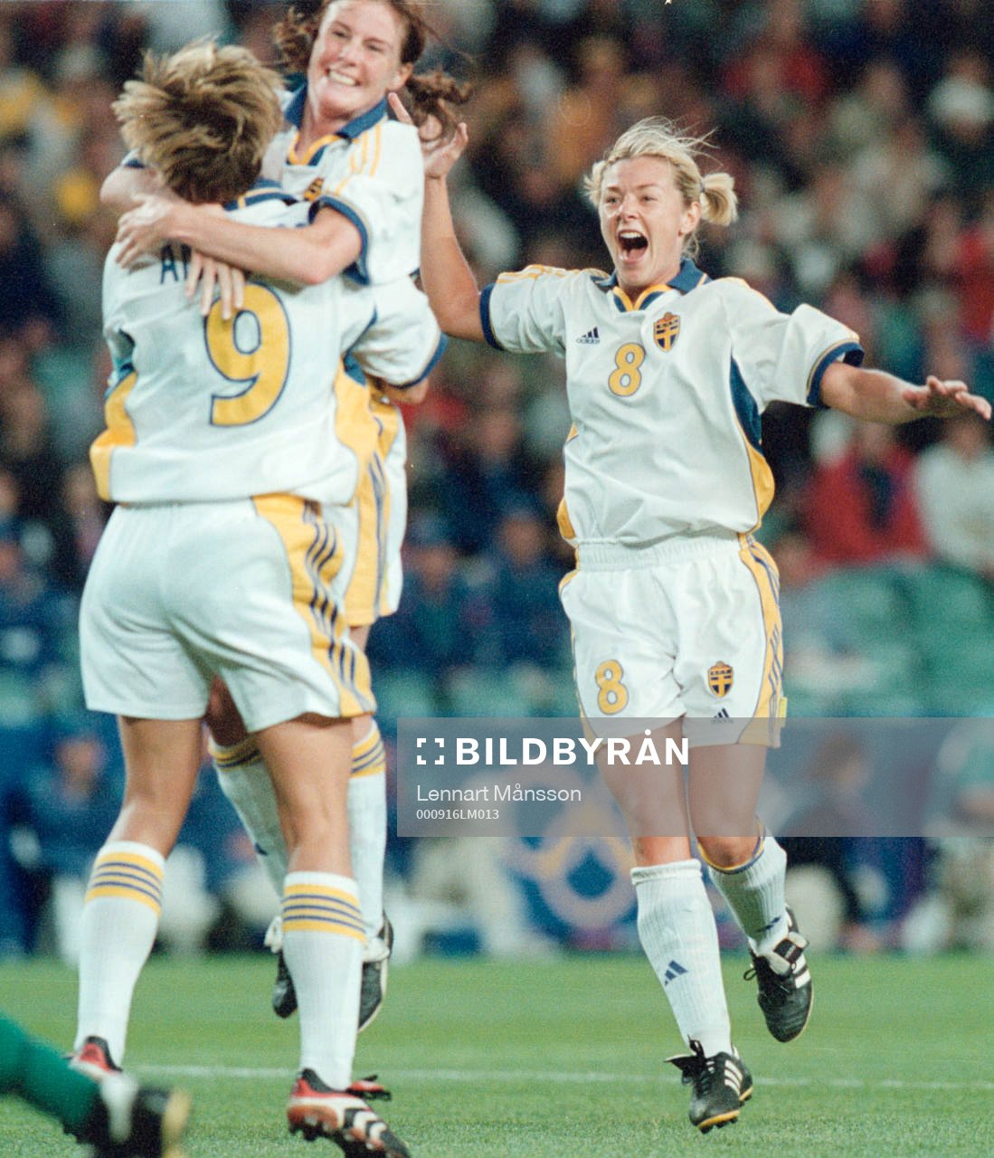 Målskytten (Straff) Malin Andersson gratuleras av Malin