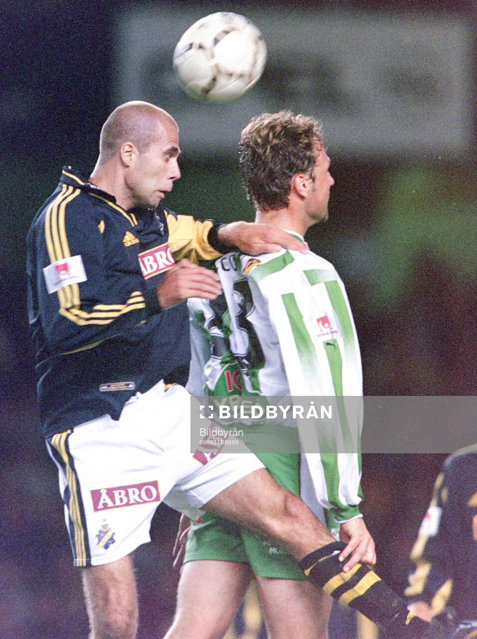 AIK:s AIK:s Teddy Lucic i nickduell mot Hammarbys Andreas