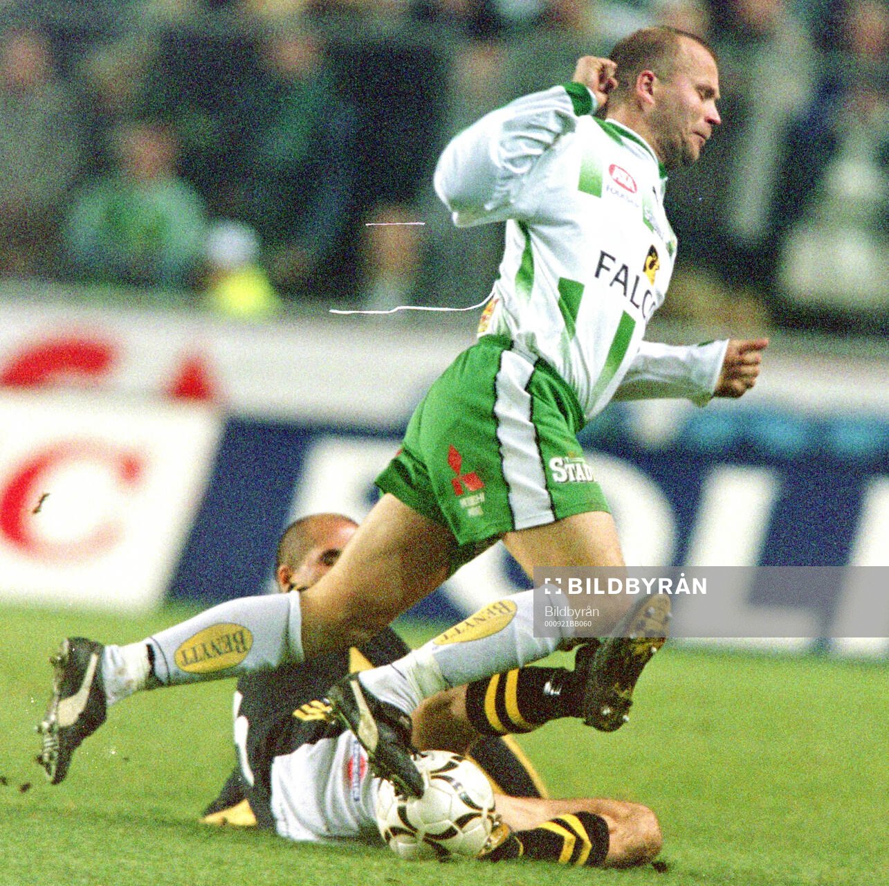 AIK:s Hammarbys Kaj Eskelinen fälls av AIK:s Teddy Lucic
