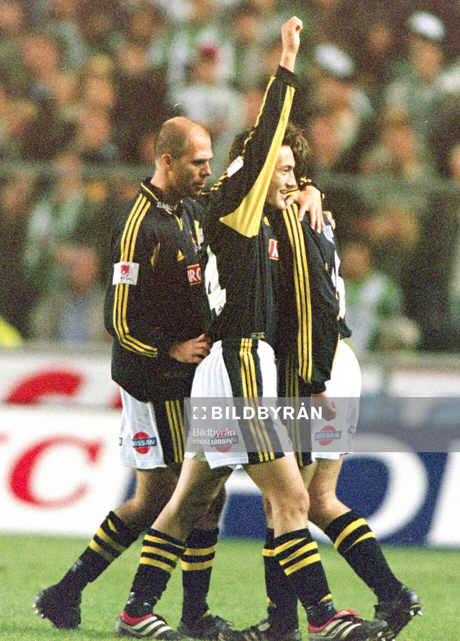 AIK:s AIK:s målskytt Andreas Alm (t h) gratuleras av Teddy