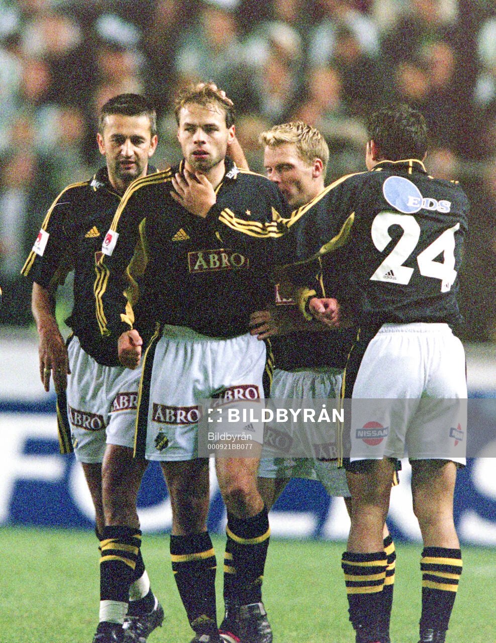 AIK:s AIK:s målskytt Andreas Alm (3:a fr h) jublar med