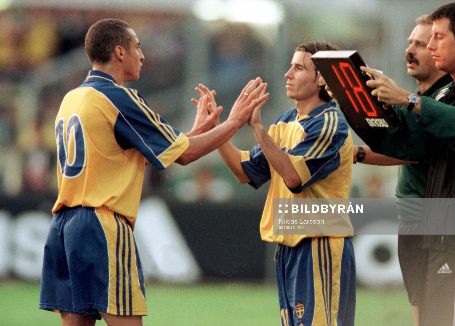 Henrik Larsson och Yksel Osmanovski byter