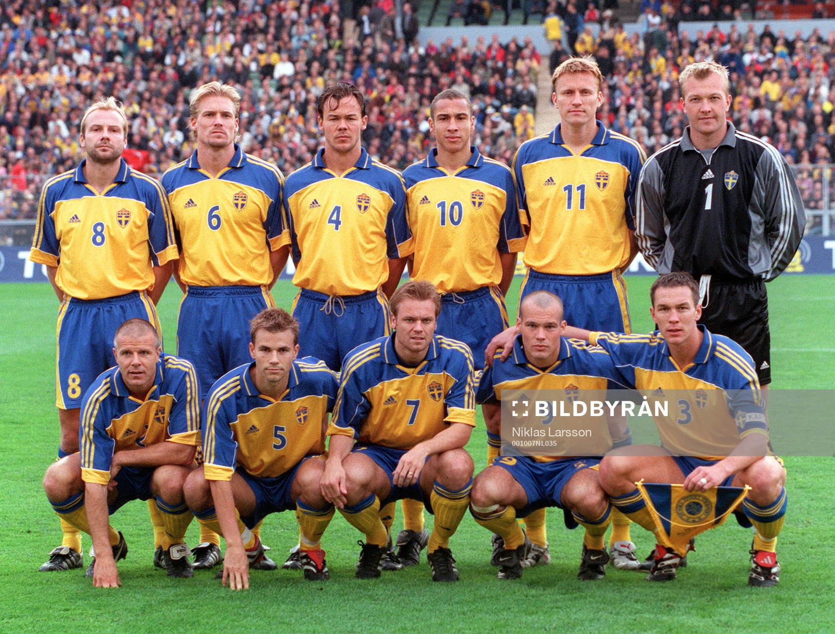 Sverige Övre raden fr.v. Håkan Mild, Johan Mjällby,