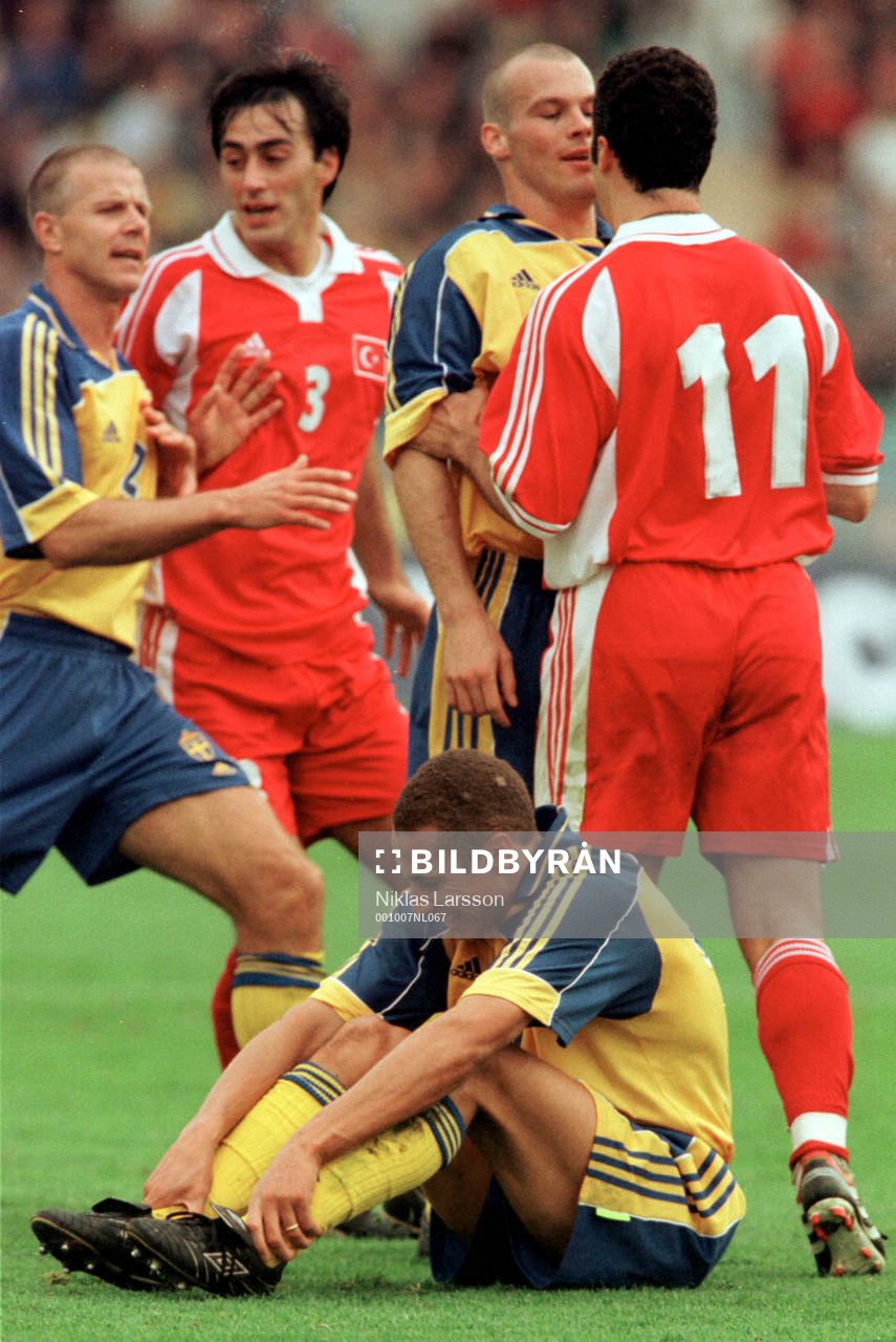 Henrik Larsson, Sverige grinar illa. Roland Nilsson och