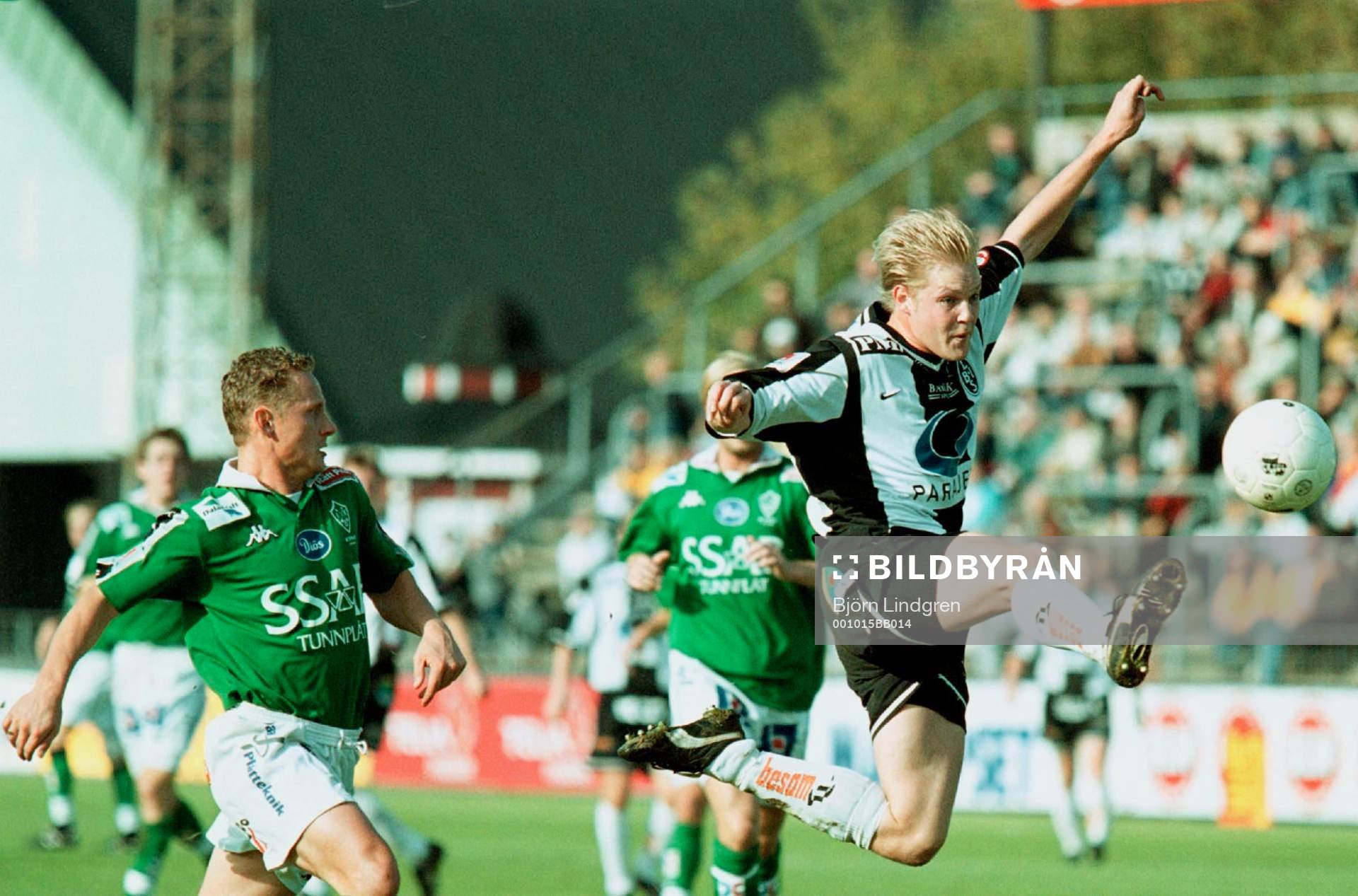 Fotboll, Superettan, Landskrona - Brage: Matthias Eklund flyger ifrån Brageförsvaret...