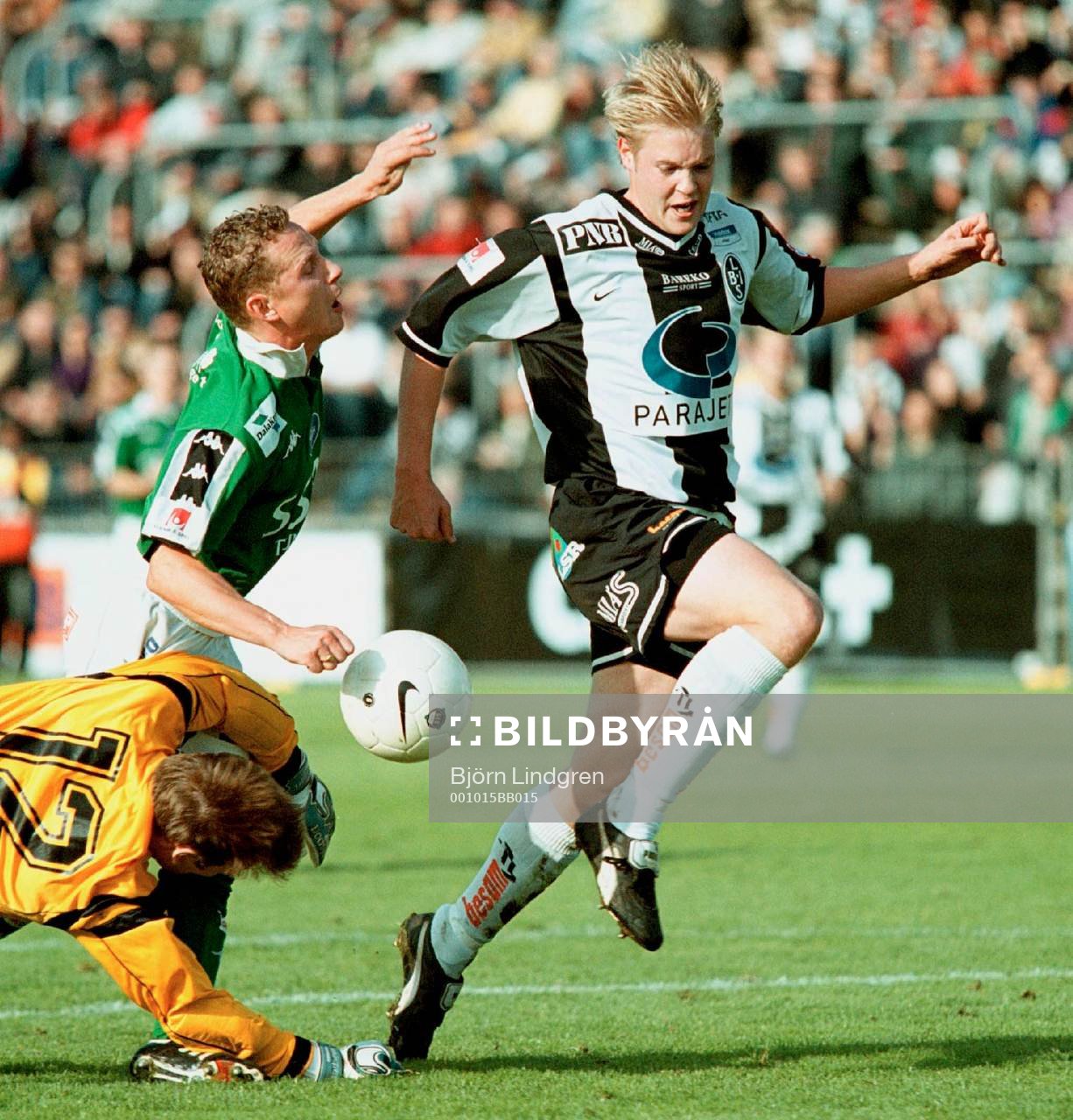 Fotboll, Superettan, Landskrona - Brage: Matthias Eklund rundar Gunnar Sigürsson och får så när bollen i mål.
