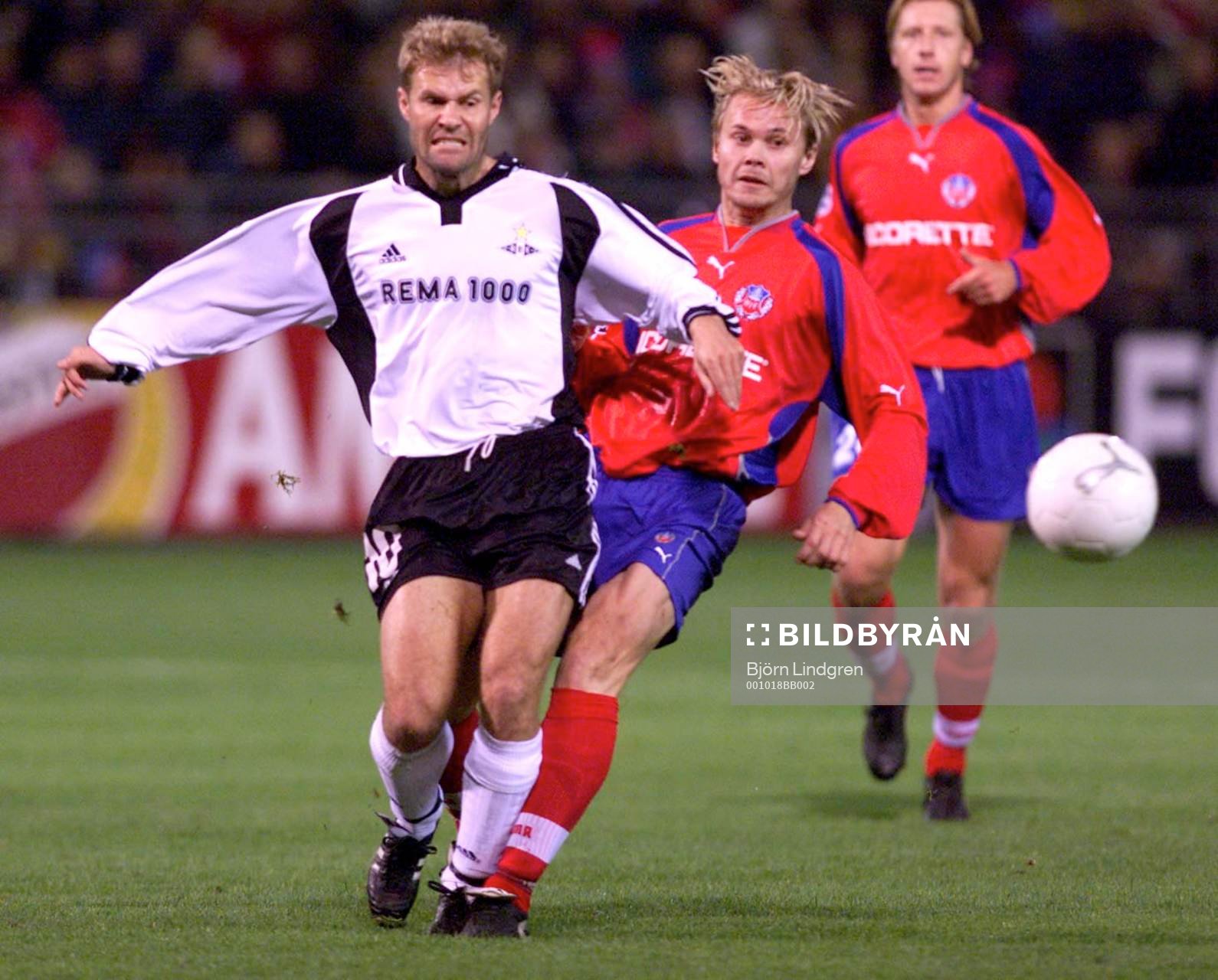 Fotboll, Champions League, Helsingborg - Rosenborg: Björn Johansen i ryggen på en Rosenborgs-spelare.