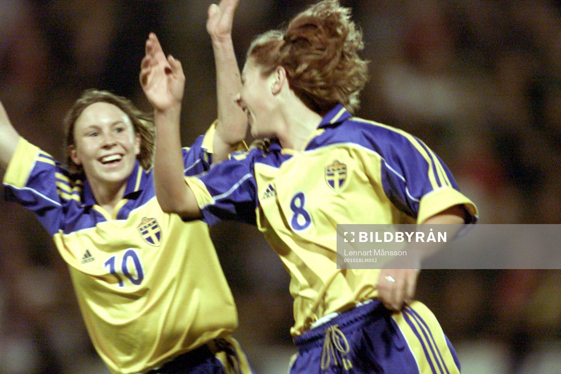 Tina Nordlund och Hanna Ljungberg jublar