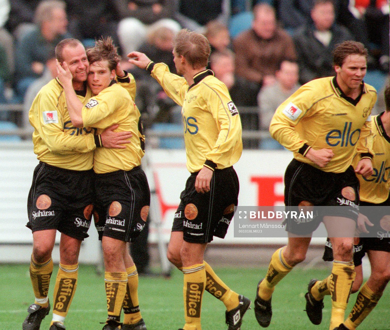 Anders Svensson gratuleras av sina lagkamrater