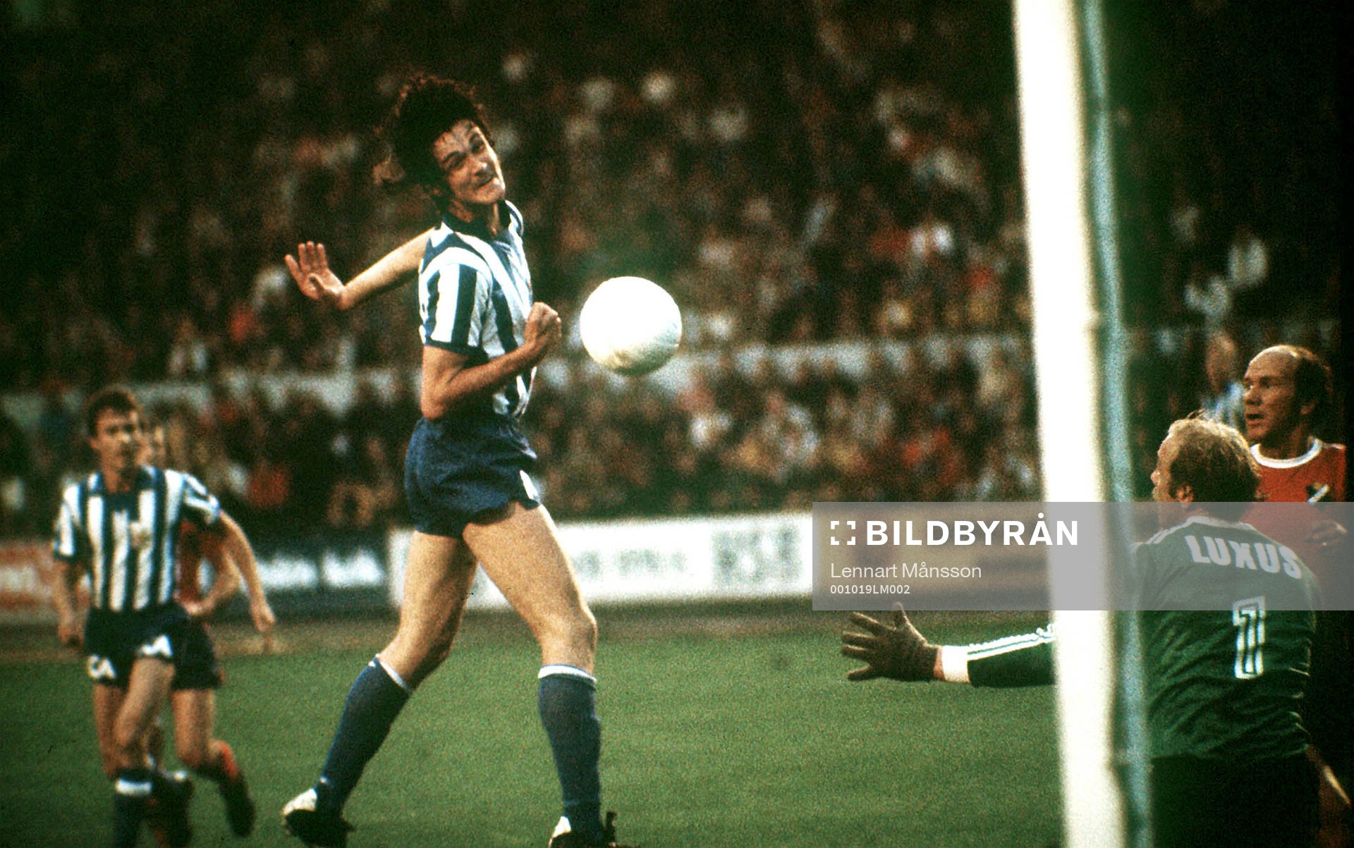 Göteborgs Ralf Edström nickar. T h Östers Göran Hagberg