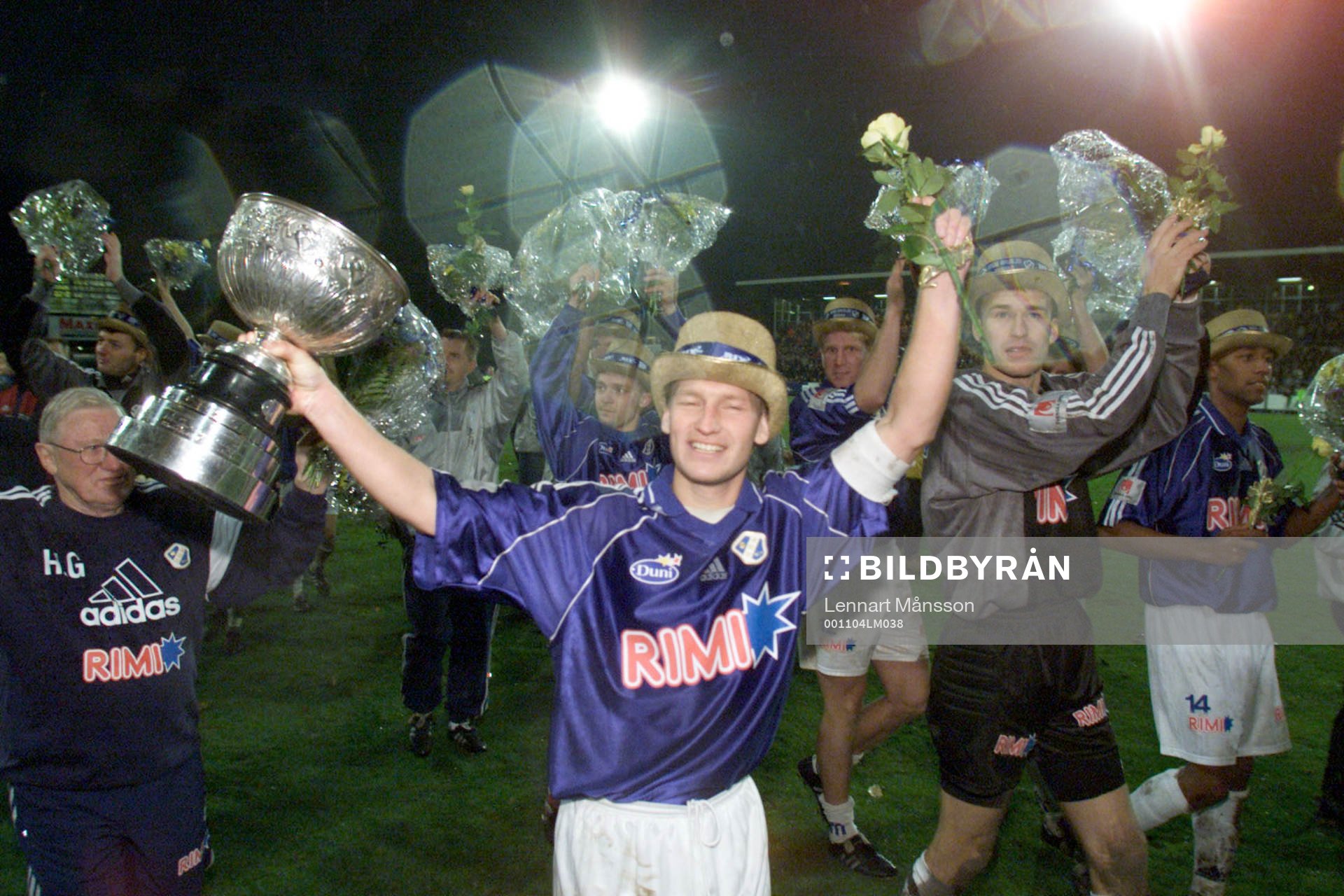  Fredrik Andersson, lagkapten, Halmstad. (Jubel, von Rosens pokal)