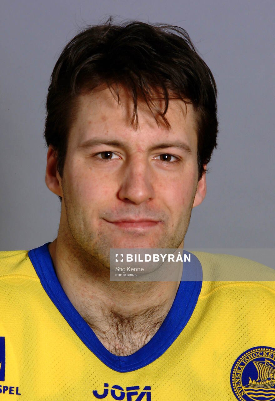 Mikael Renberg of team Sweden poses for a portrait in 2001.