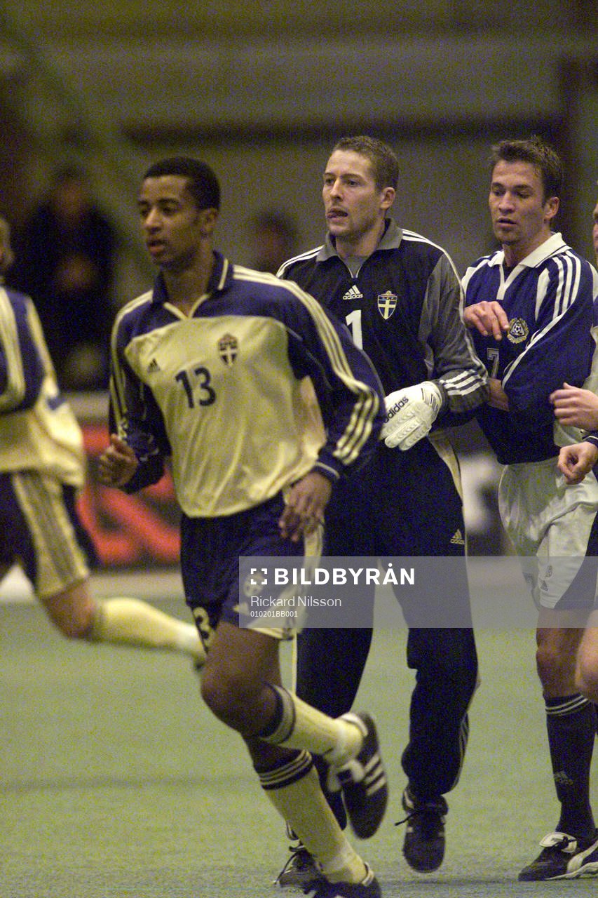 Benjamin Kibebe och målvakten Daniel Andersson, Sverige