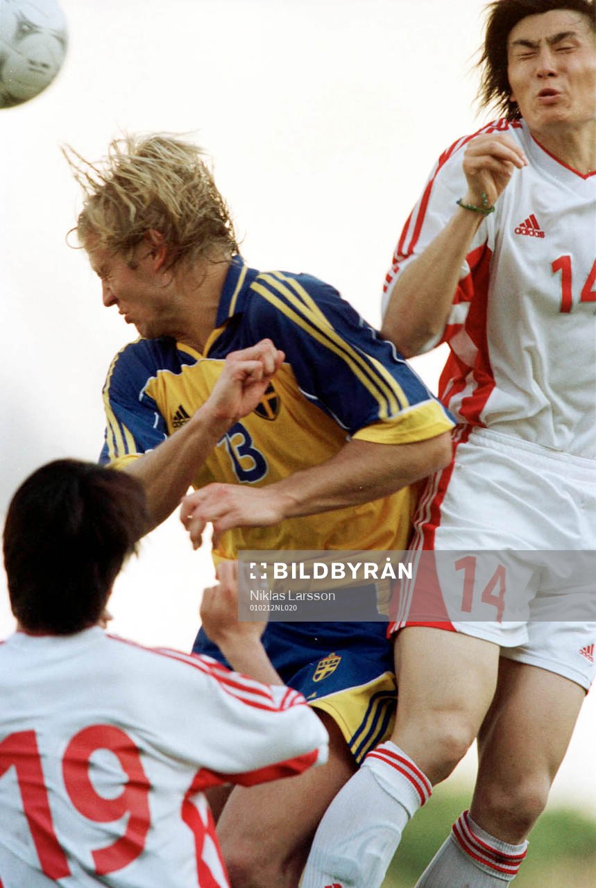 Fotboll, Kings Cup, Sverige - Kina: Matchens bästa spelare Martin Åslund vinner en luftduell mot Li Weifeng.