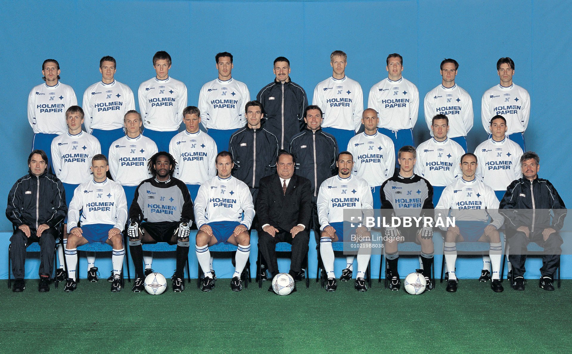 Mikael Ström, Stefan Alvén, Mattias Östberg, Alexander Petras, Erkki Sandberg (mv-tränare), Mattias Flodström, Fredrik Bild, Thomas Olsson, Jan Jansson. Mellersta raden fr v : Mathias Gravhem, Jonas Bjurström, Patrik Jönsson, Roger Lönn (ass. tränare), Tor-Arne Fredheim (tränare), Mathias Florén, Mikael Blomberg,S aleh Saadoo. Främre raden fr v : Ove Eklund (sjukgymnast), Kristian Bergström, Eddie Gustafsson, Jonas Wallerstedt, Tommy Wisell (sportchef), Alexander Östlund, Patrik Andersson, Patrik Kieback, Bosse Almcrantz (massör).
© Bildbyrån - 24494+24496