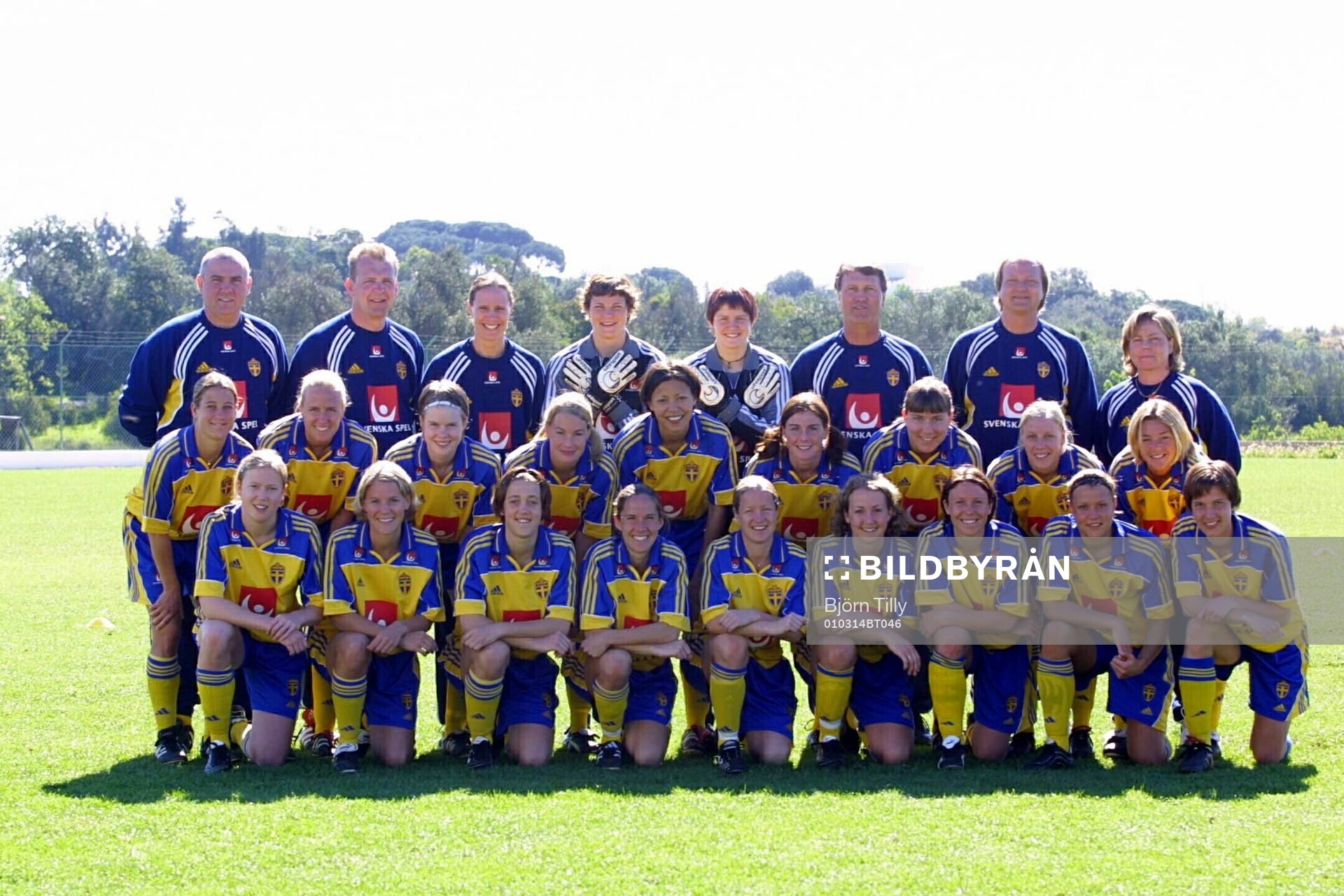 Gregor Skwirut, Håkan Pernhede, Cecilia Sandell, Caroline Jönsson, Maja Åström, Per Hansson, Johan Leandersson, Marika Domanski Lyfors. Mellersta raden fr vän: Elin Flyborg, Jessika Sundh, Karolina Renman, Hanna Marklund, Jane Törnqvist, Malin Moström, Marit Björstedt, Carolin Hagberg, Tina Nordlund. Främre raden fr vän: Sara Larsson, Anna Sjöström, Therese Sjögran, Linda Fagerström, Victoria Svensson, Therese Lundin, Hanna Ljungberg, Karolina Westberg, Malin Andersson