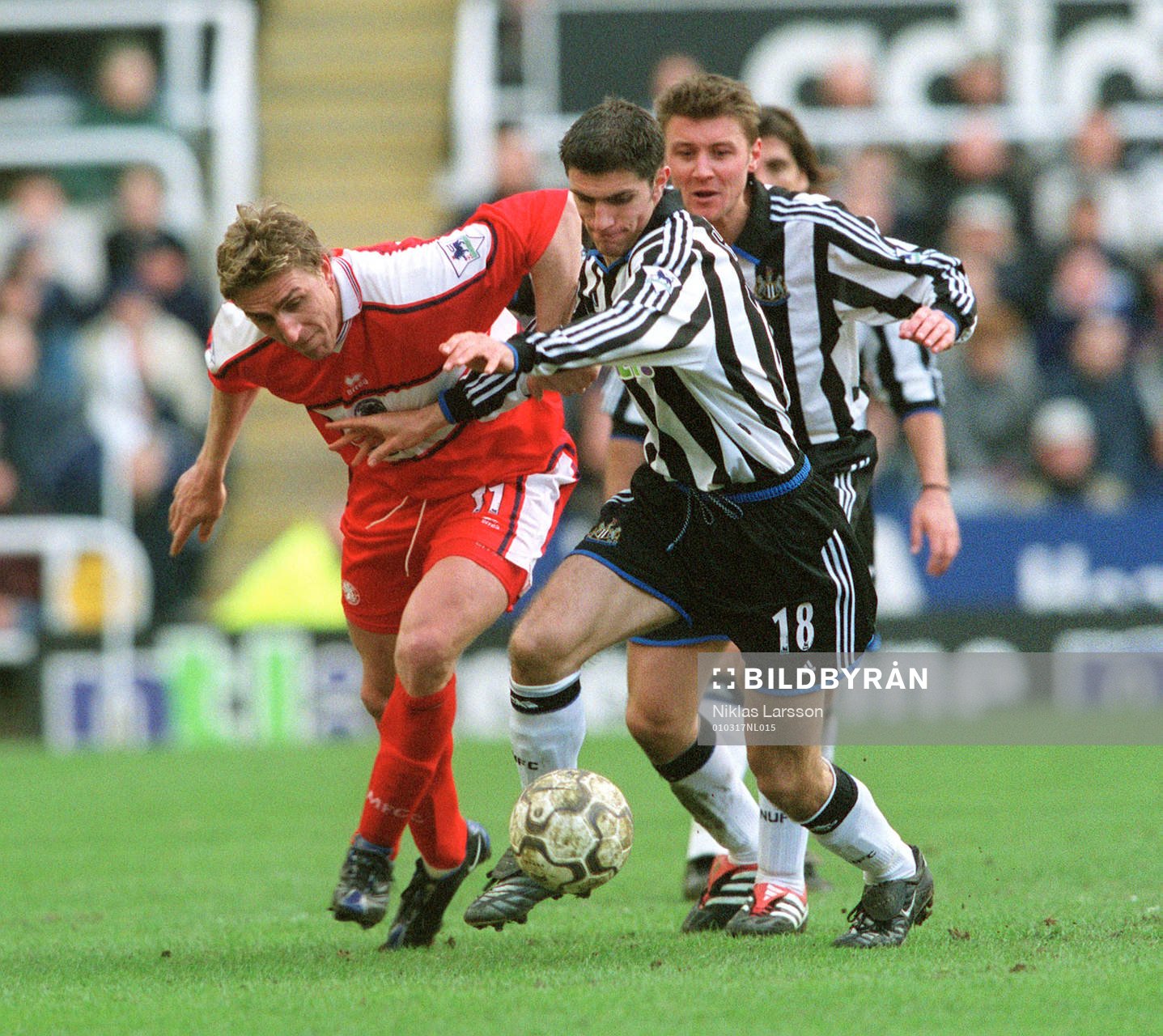  Alan Boksic, Middlesbrough och Aaron Hughes, Newcastle.