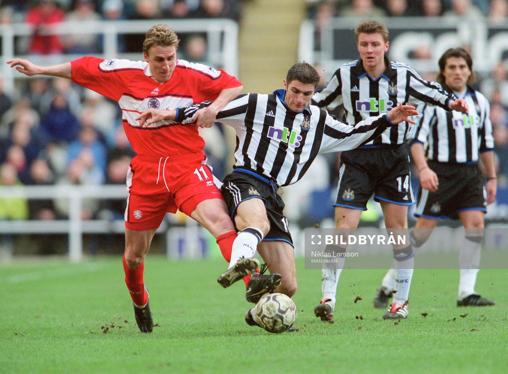  Alan Boksic, Middlesbrough och Aaron Hughes, Newcastle.
