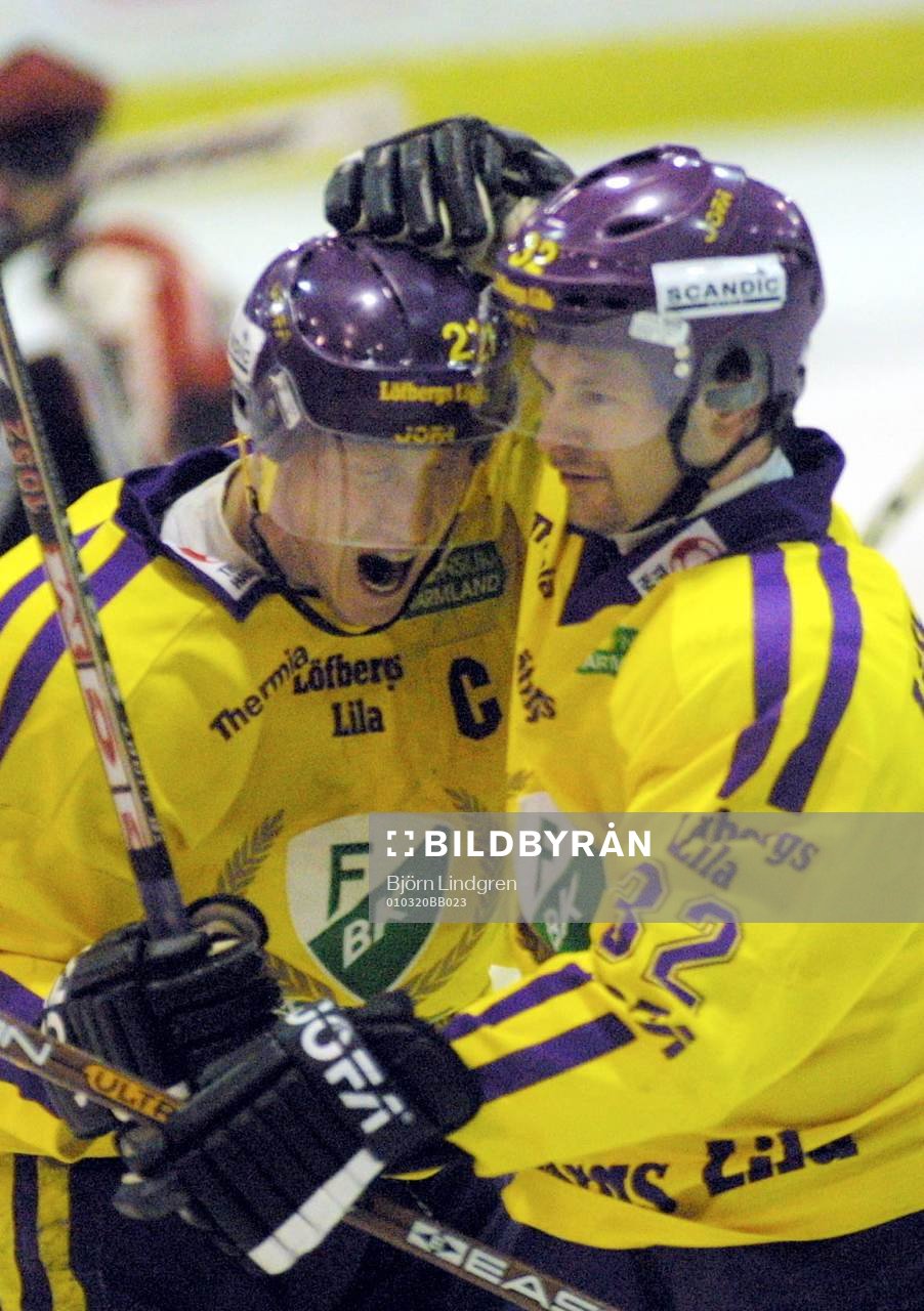 Radek Hamr gratulerar Jörgen Jönsson