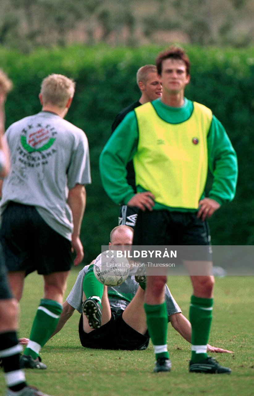 Niklas Larsson, Västerås kickar med bollen