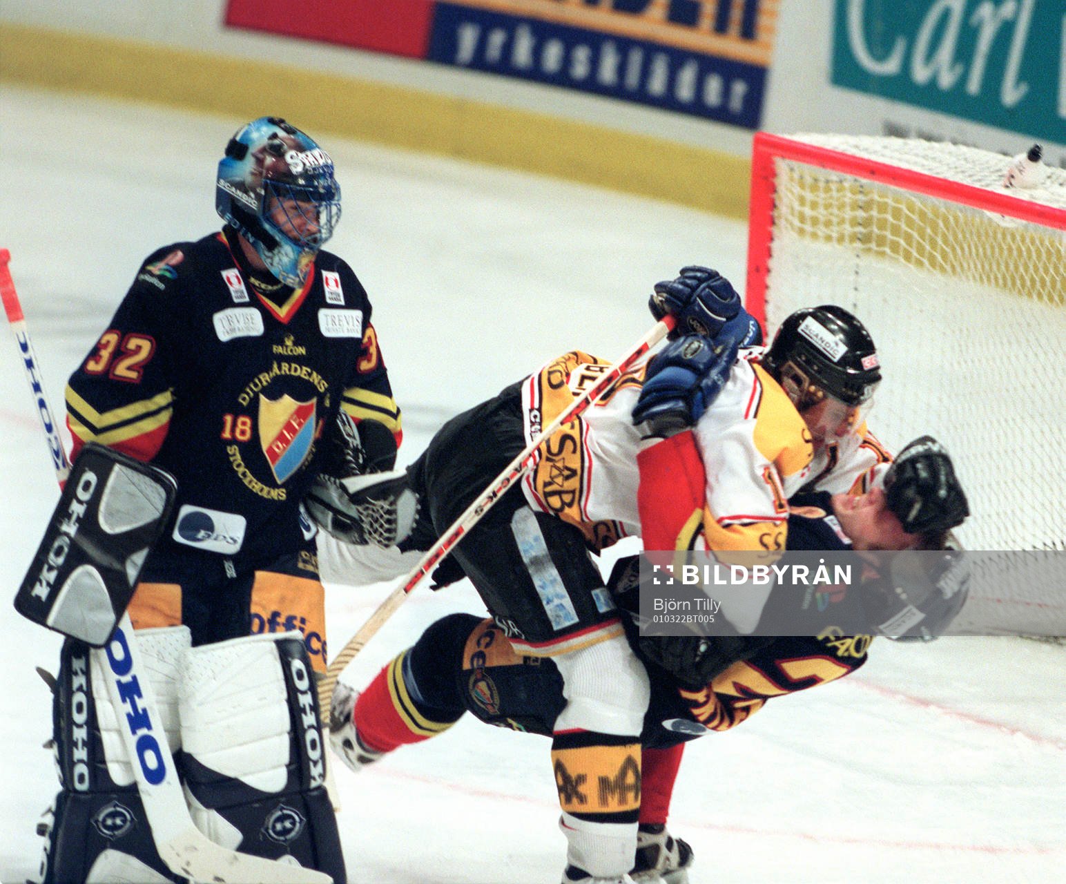 Mikael Renberg, Luleå, tacklar Ronnie Pettersson och