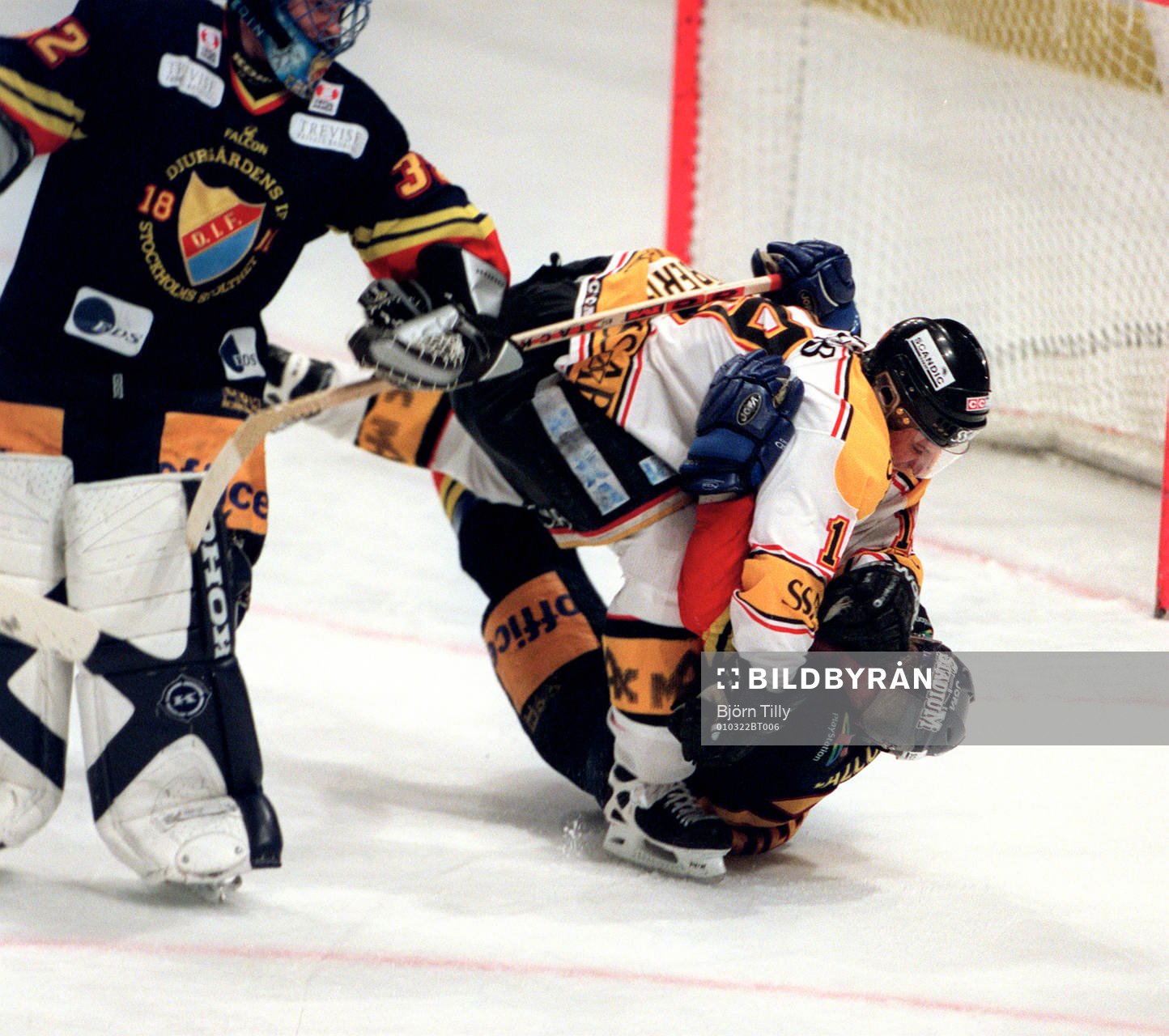 Mikael Renberg, Luleå, tacklar Ronnie Pettersson och