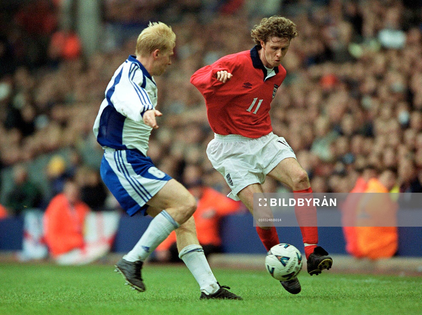  England - Finland: Steve McManaman, England och Aki Riihilahti, Finland