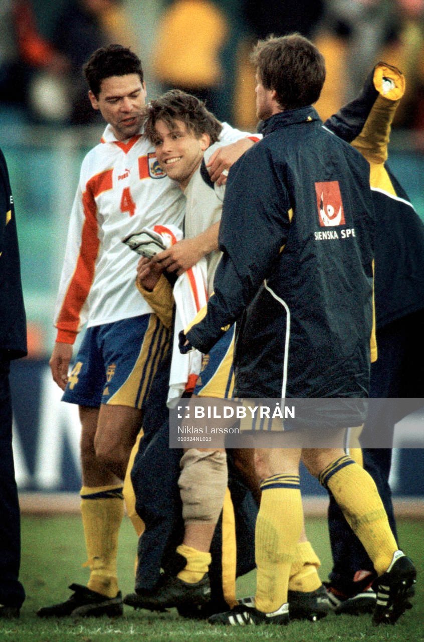 Sverige - Makedonien: Anders Svensson gratuleras av Jozo