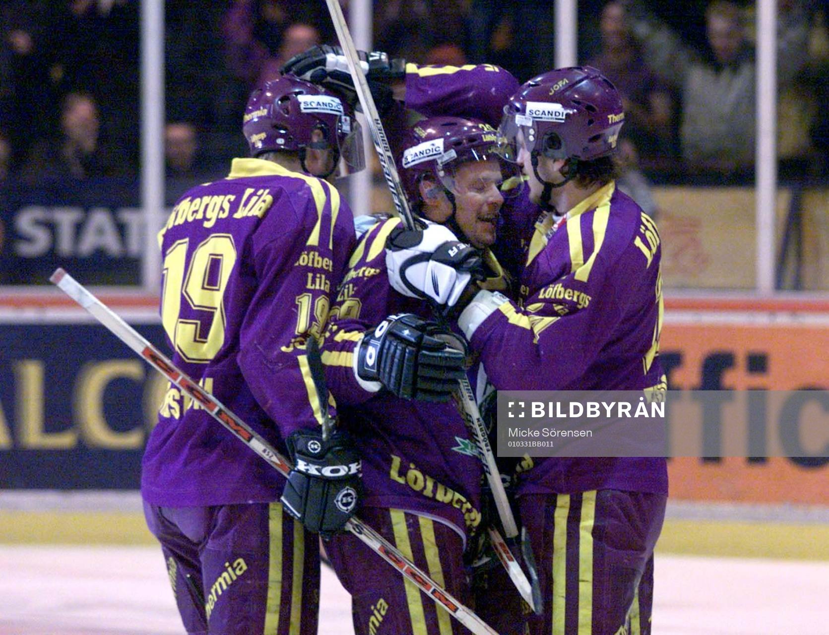 Greger Artursson (i mitten) grattas av Peter Nordström och