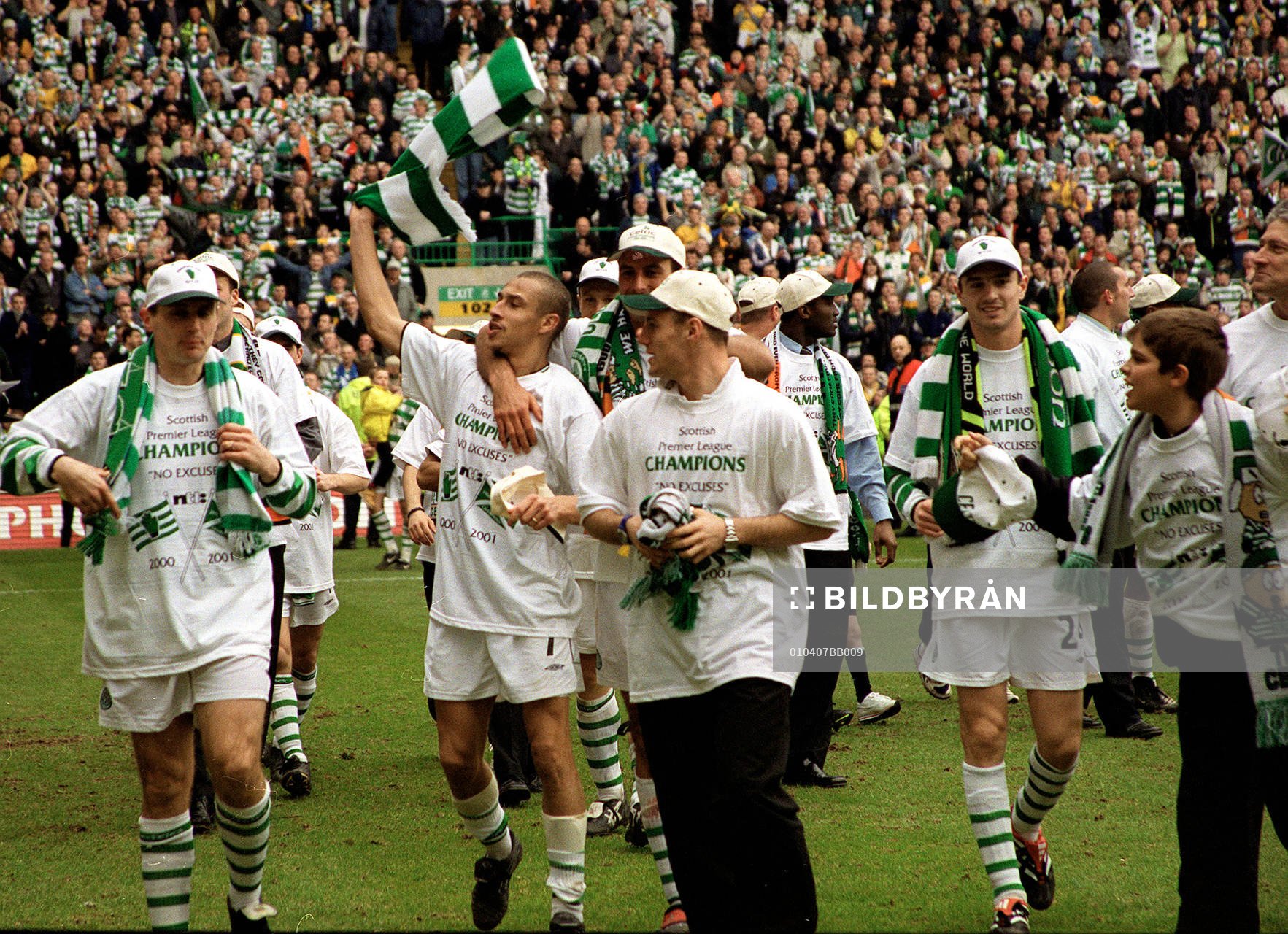 Celtic-spelarna firar ligasegern med Henrik Larsson (Henke