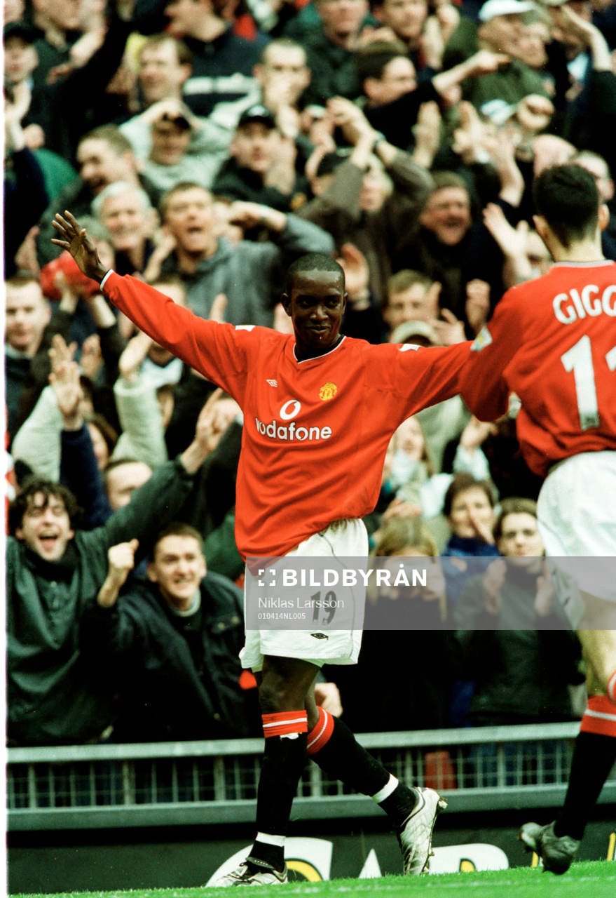 Tvåmålskytten Dwight Yorke jublar