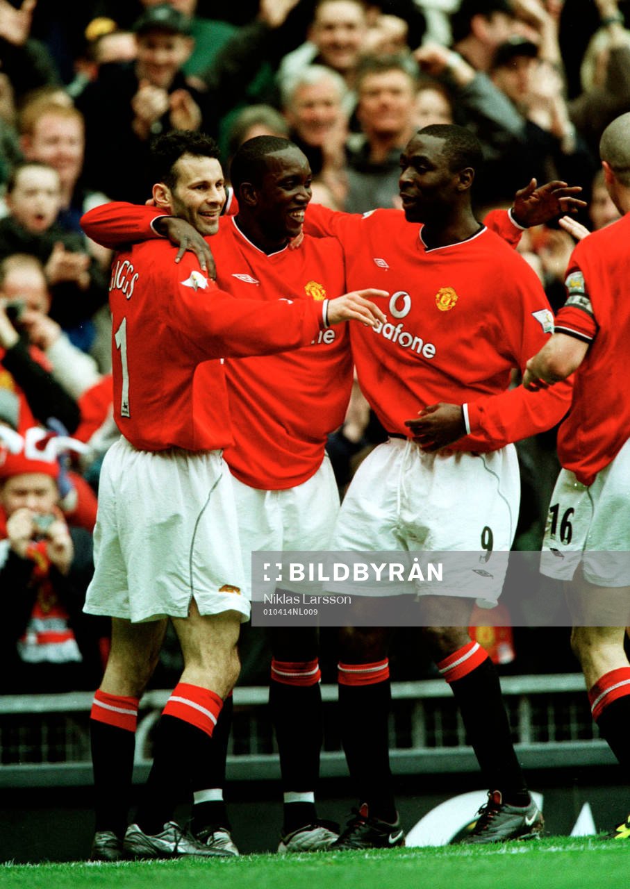 Fotboll, Premier League, Manchester United - Coventry: Tvåmålskytten Dwight Yorke gratuleras av Ryan Giggs och Andy Cole. Yorke bidrog i allra högsta grad till att United idag säkrade segern i ligan.