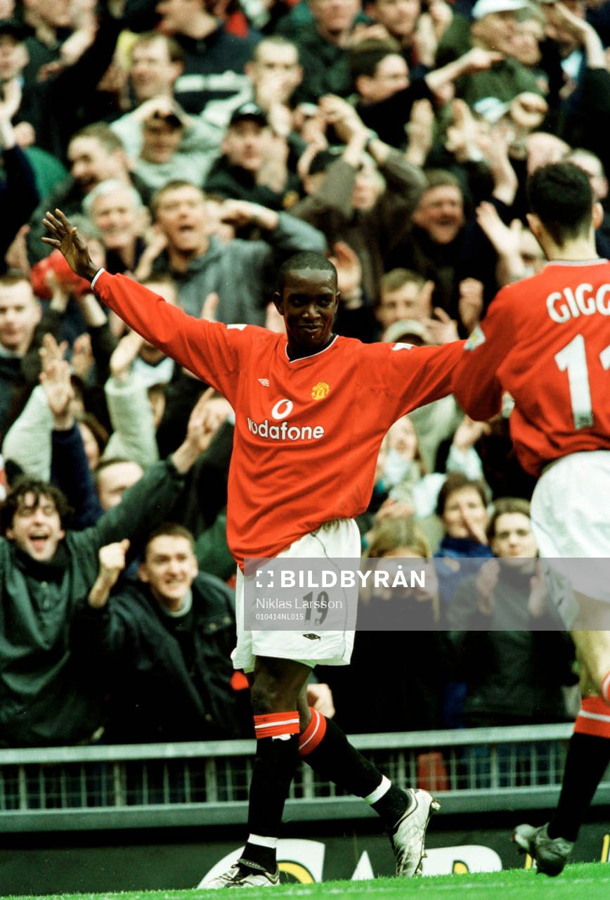 Tvåmålskytten Dwight Yorke jublar