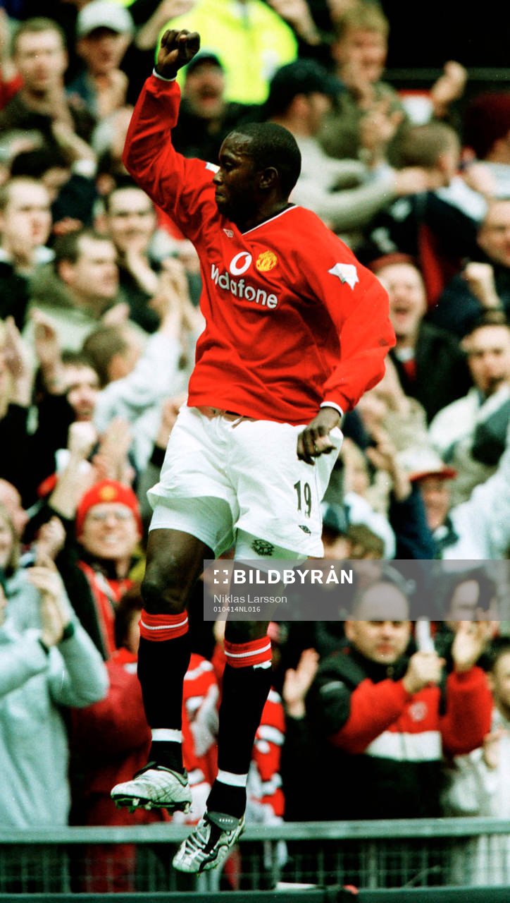 Tvåmålskytten Dwight Yorke jublar
