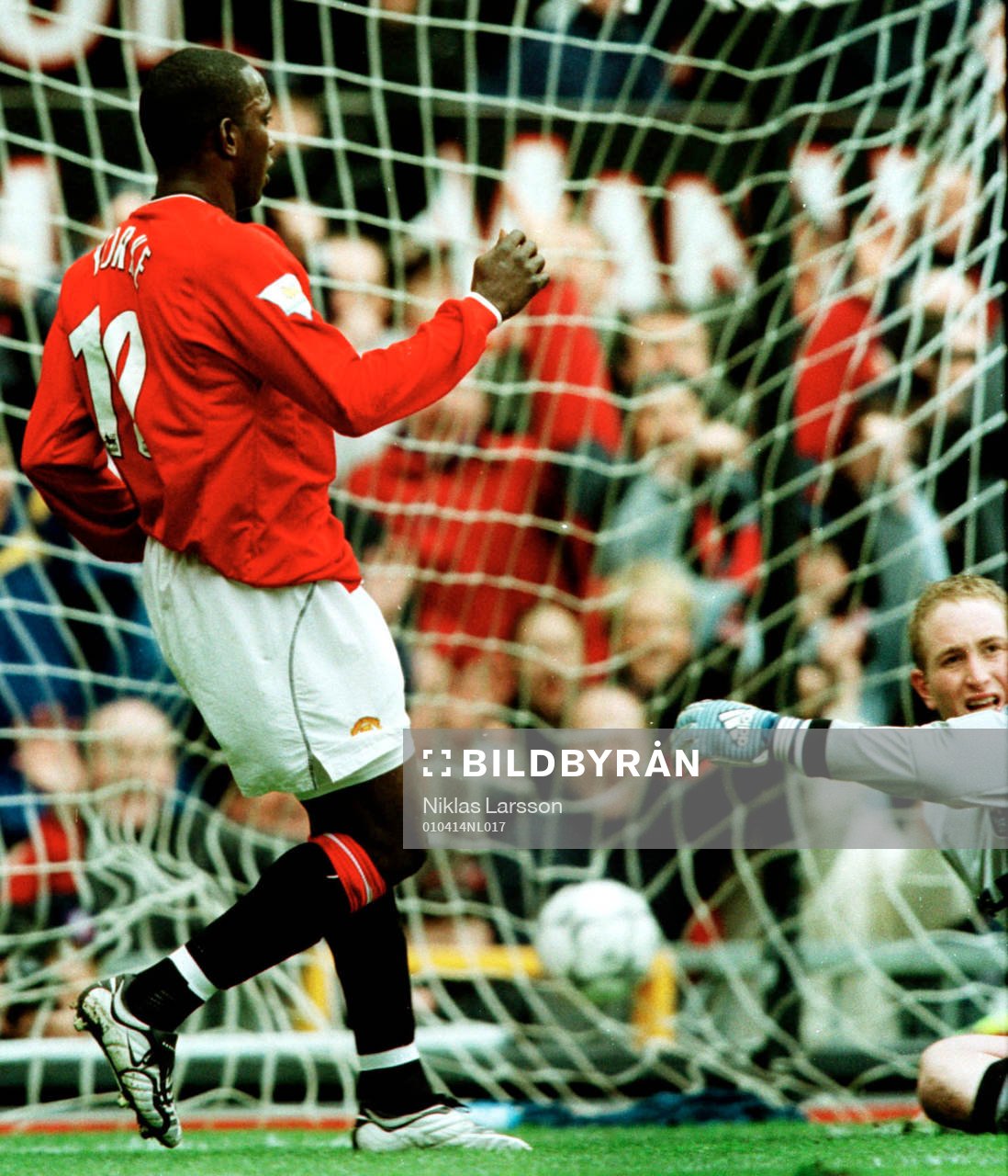  Tvåmålskytten Dwight Yorke jublar efter ett av sina mål. Han bidrog ochså till att United idag säkrade segern i ligan.