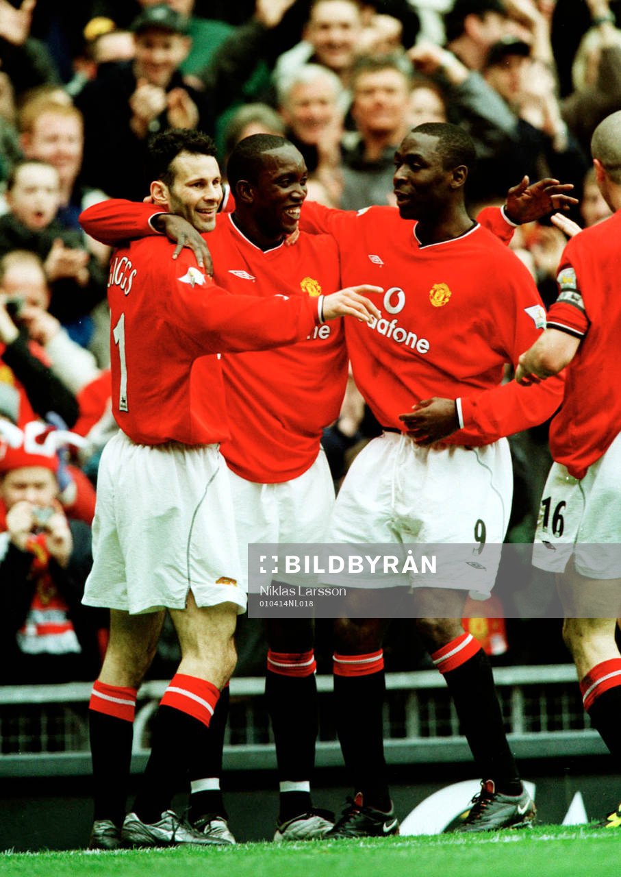 Tvåmålskytten Dwight Yorke gratuleras av Ryan Giggs och