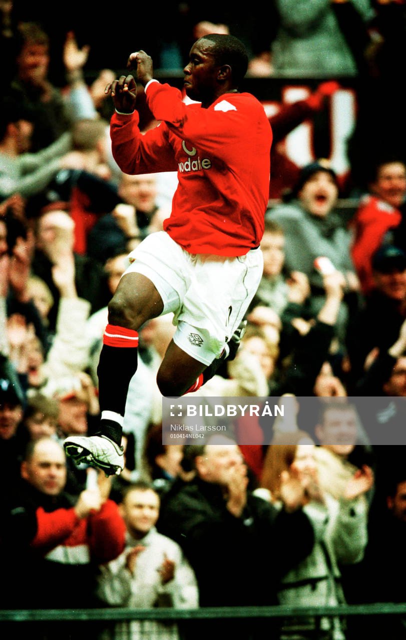  Tvåmålskytten Dwight Yorke tar ett enormt glädjeskutt efter att han gjort sitt andra mål för dagen. Han bidrog ochså till att United idag säkrade segern i ligan.