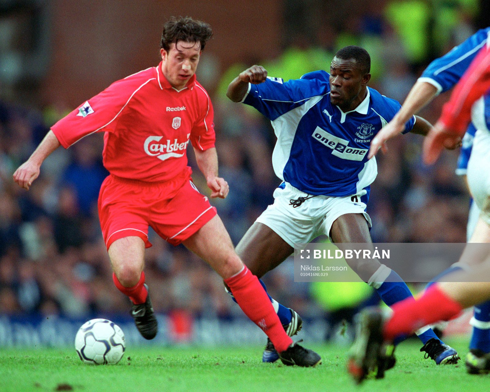  Robbie Fowler, Liverpool och Alex Nyarko, Everton.