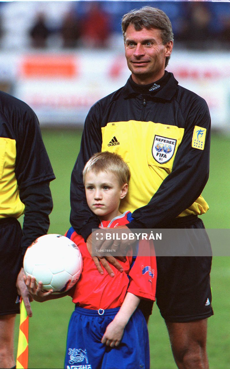 DomarePeter Fröjdfeldt håller om bollkallen