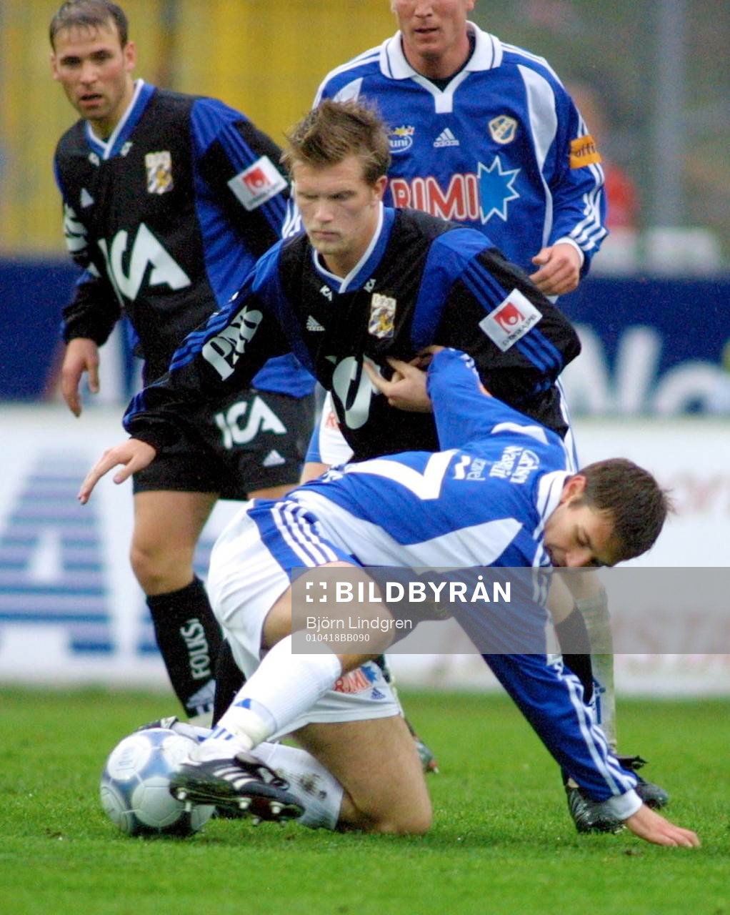 Fotboll, Allsvenskan, Halmstad BK - IFK Göteborg: Fredrik Karlsson och Stefan Selakovic i kamp om bollen