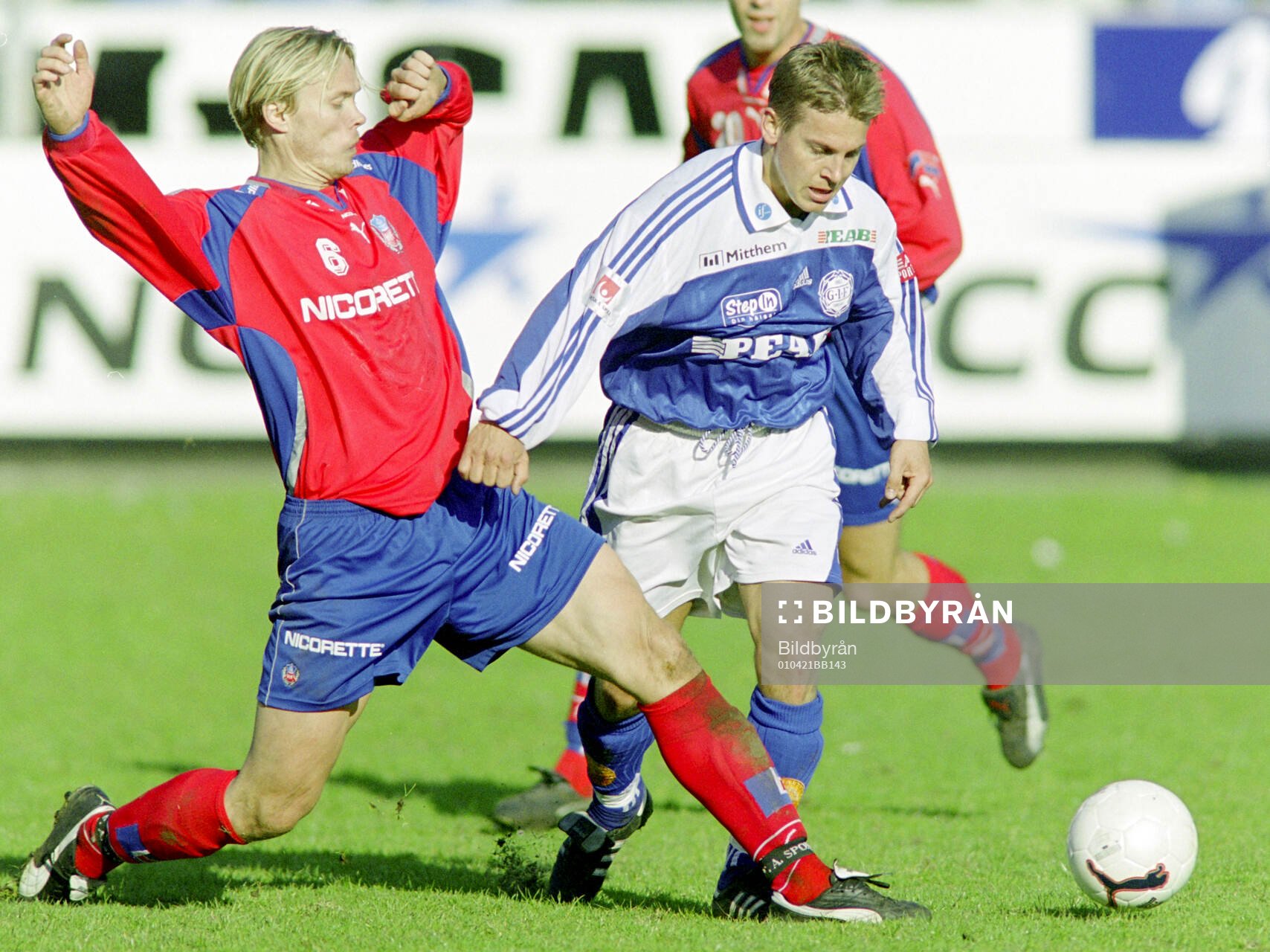 Helsingborgs Björn Johansen (t v) mot Sundsvalls Marku