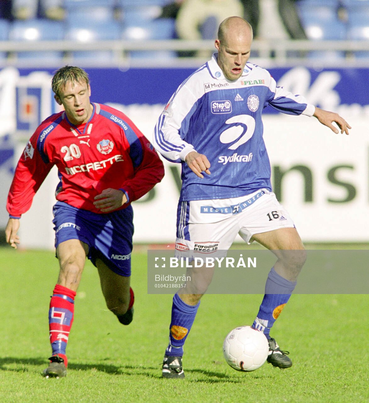 Sundsvalls Joel Cedergren (t h) mot Helsingborgs Rade Prica