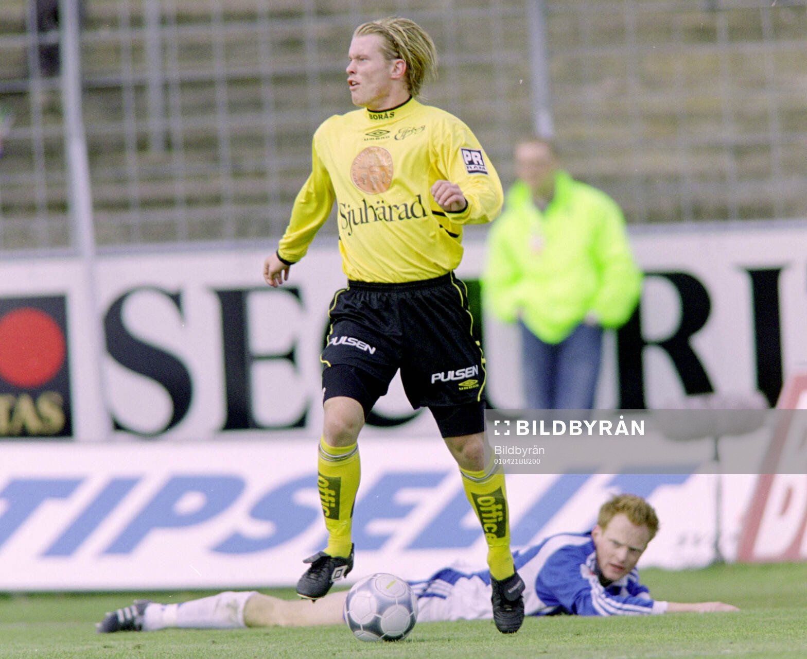 Elfsborgs Fredrik Berglund, på marken Halmstads Michael