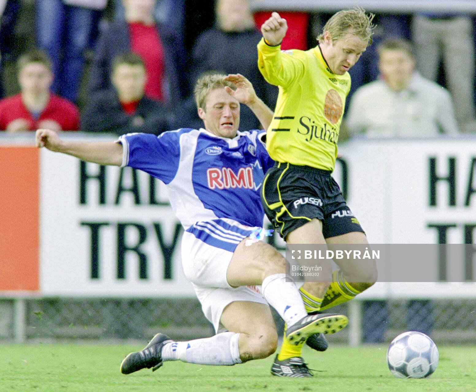 Elfsborgs Andreas Klarström tacklas av Halmstads Fredrik