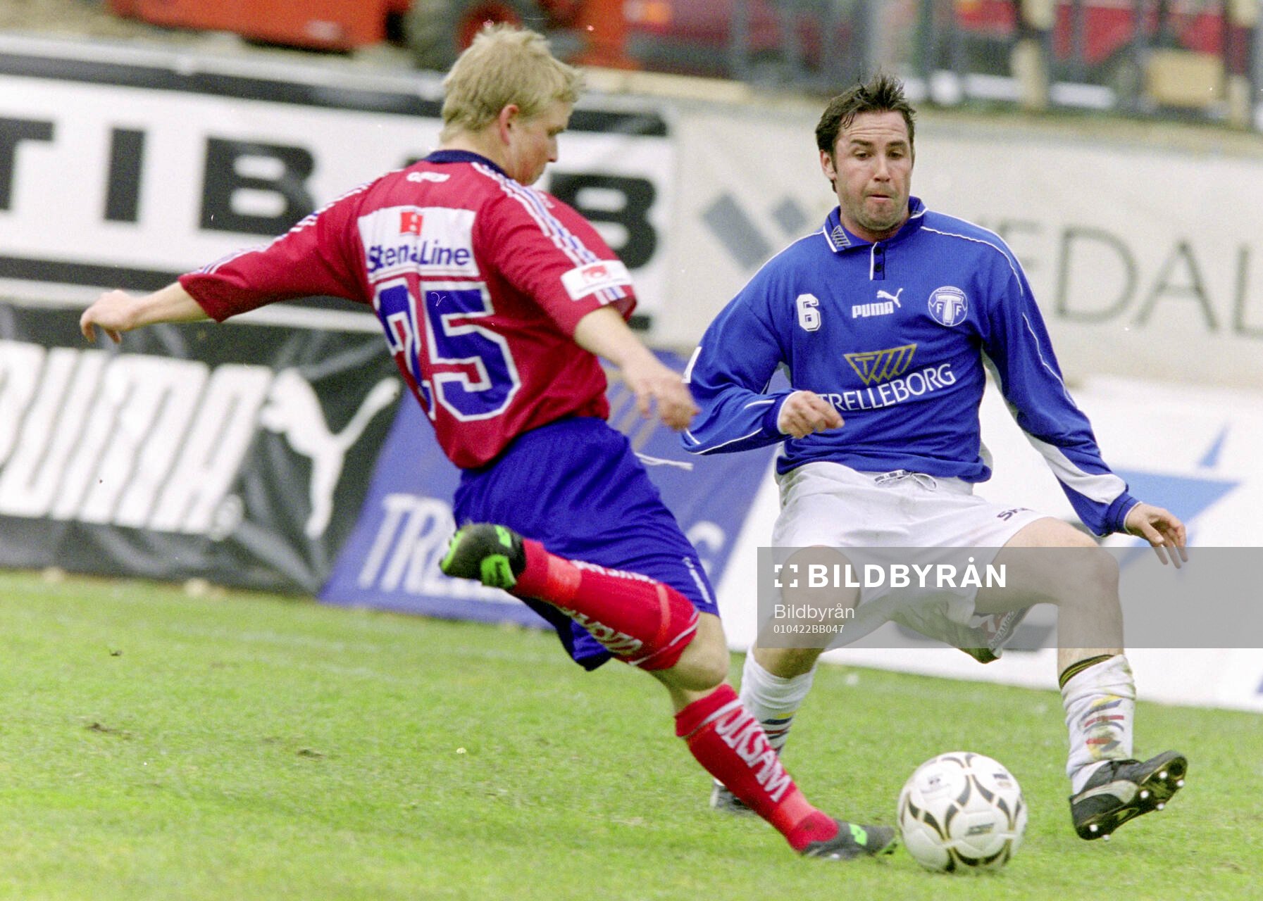 Örgrytes David Frölund skjuter mot Trelleborgs Mattias